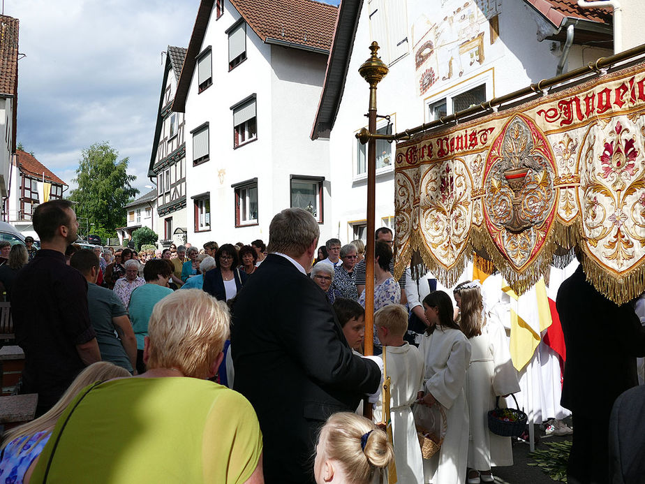 Fronleichnamsprozession durch die Straßen von Naumburg (Foto: Karl-Franz Thiede)